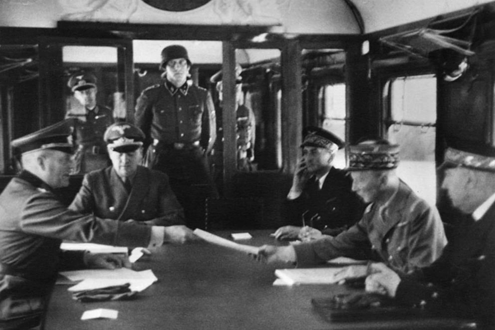 cafezm's tweet image. En las #TazasConHistoria 🍵de @elcafedemimi ☕ de @radioclasica 📻 visitamos el "Vagón del armisticio", vagón restaurante de ferrocarril🚃donde se firmó el armisticio de 1918. Escuchamos 🎼"Villancico para los niños que ya no tienen hogar" de #Debussy

👉🎧rtve.es/play/audios/el…