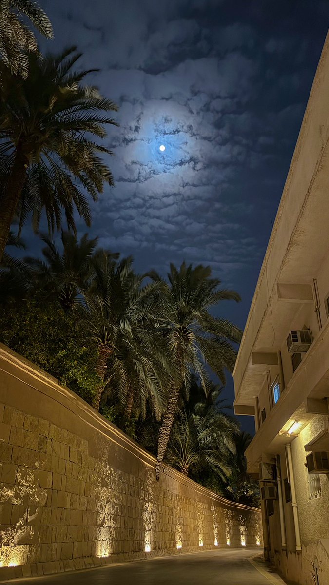 فيك من السمآ لمحة غيوم وَ ضيّ قمر 🖤.