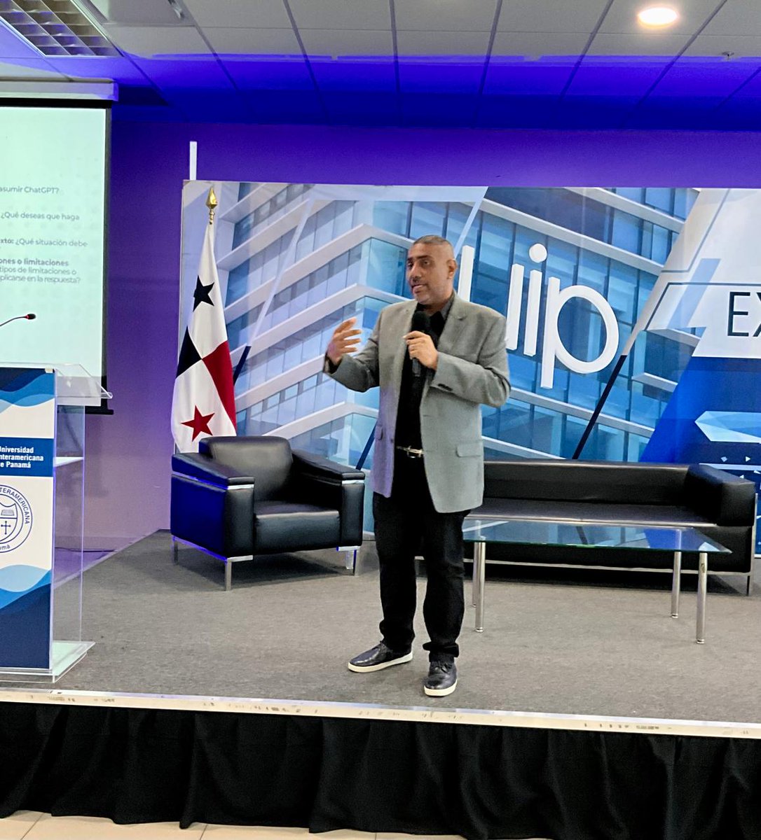 Dictando capacitación docente sobre IA a mis colegas de la UIP