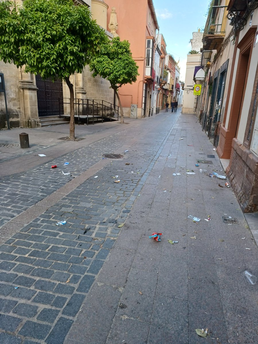 picots's tweet image. La gente que sale a ver cofradías por qué es tan guarra??