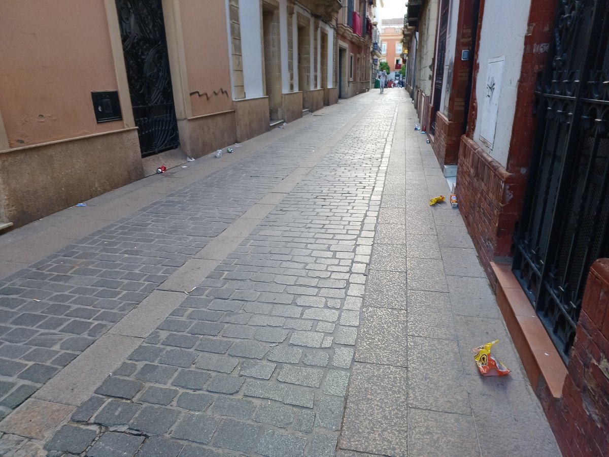 picots's tweet image. La gente que sale a ver cofradías por qué es tan guarra??