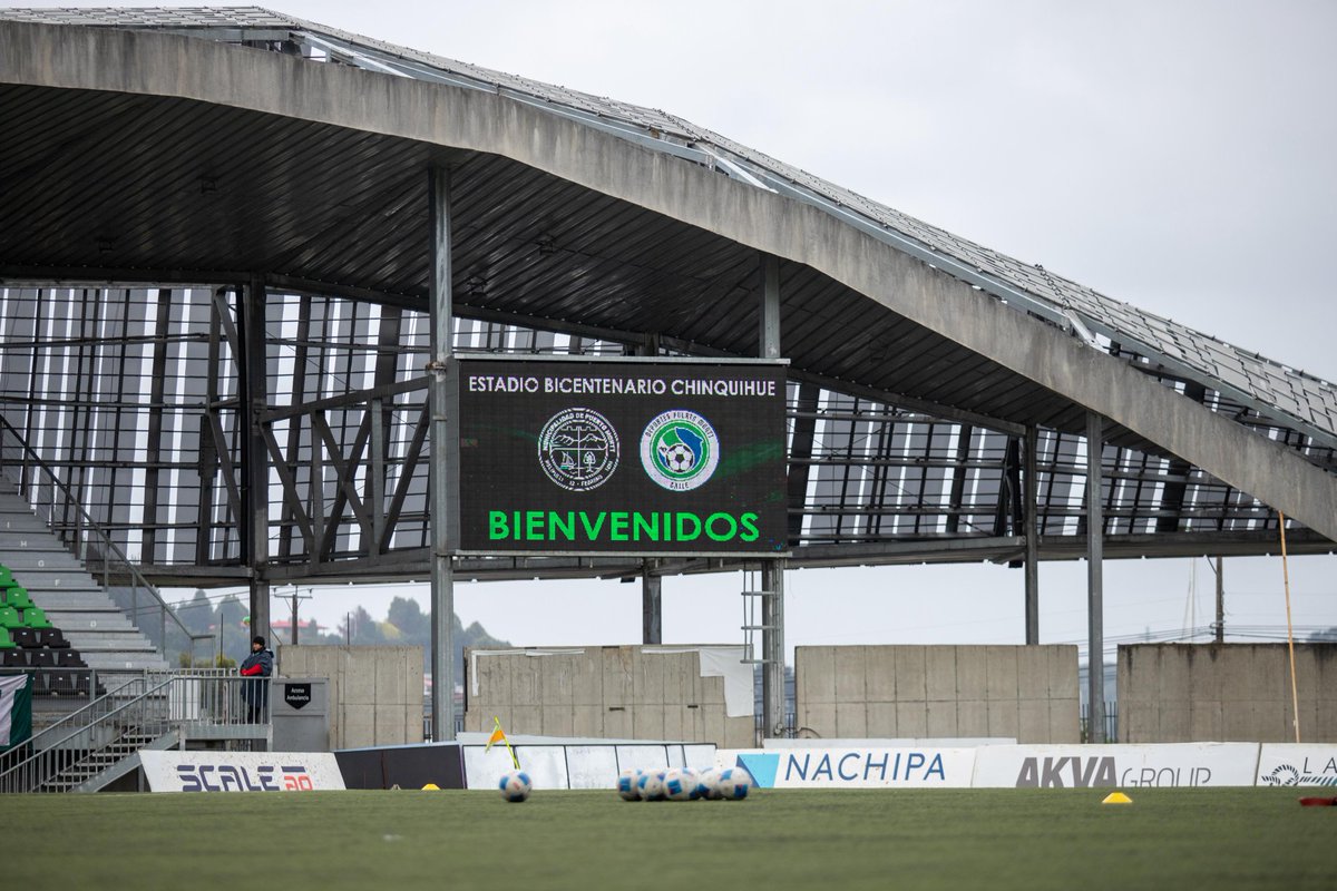 DPMChile's tweet photo. ¡Bienvenidos al Bicentenario Chinquihue! 🏟️🐬

A poco más de una hora para el inicio del partido, el estadio se encuentra listo para 90 minutos de buen fútbol ⚽

#VamosPuerto 🤍💚

📸 Juan Bastidas
IG @juaneduardo.bastidas https://t.co/R34LDq2gfm