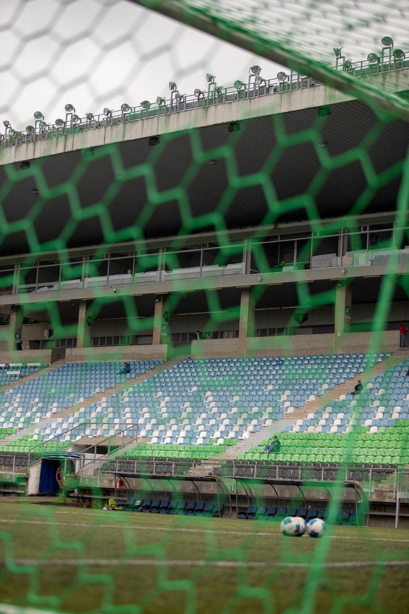 DPMChile's tweet photo. ¡Bienvenidos al Bicentenario Chinquihue! 🏟️🐬

A poco más de una hora para el inicio del partido, el estadio se encuentra listo para 90 minutos de buen fútbol ⚽

#VamosPuerto 🤍💚

📸 Juan Bastidas
IG @juaneduardo.bastidas https://t.co/R34LDq2gfm