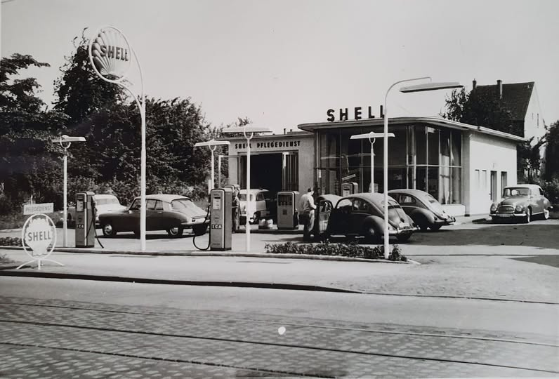 RaBeArt's tweet photo. Gas Station, Hellweg in Dortmund, 1958. Photographer: unknown.
#photo #Dortmund #Hellweg #Ruhrpott #cars #VWBeetle #CitroenID #DKW #streetphotography #urban #shell https://t.co/wJhFmdXnLb