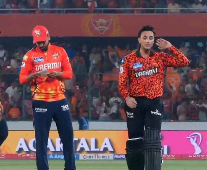 kadaipaneeeer's tweet photo. Most funny picture in history of IPL, Shreyas Iyer is reading what was written on that piece of paper 😭😭😭 https://t.co/dFNBvUsiCy