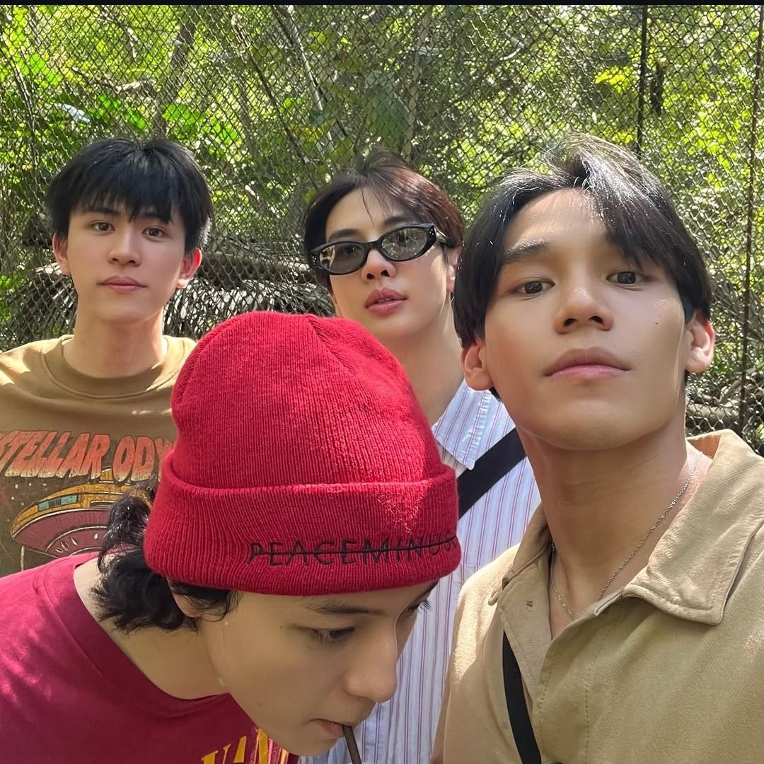 ToeyJWY85WYB's tweet photo. บาสเป็นน้องเล็กของทุกกลุ่มเลยนิ 
ทั้ง #SBFive #12ซั่ม แม้แต่แก้งค์เพื่อนสนิท บาสกาดเจ็ทภูมิ กาด1998 เจ็ท1998 ภูมิ011999 บาส031999 
สมฐาองค์หญิงเร้ก 🤏
#บาสเด็กอ้วนที่แท้จริง #bbasjtr https://t.co/fwrNPdoBAq