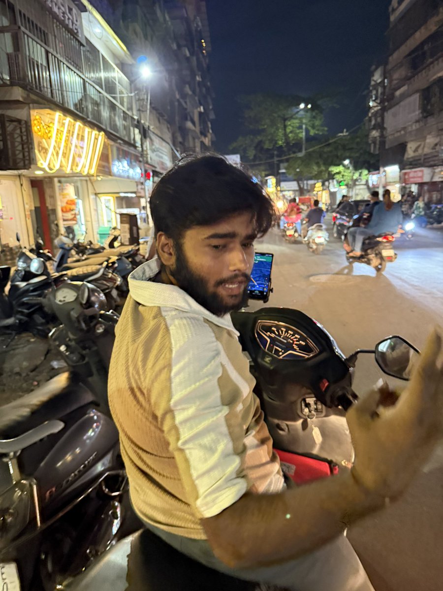 BudhaniRahul's tweet photo. @zomato @zomatocare @ThaneCityPolice @MTPHereToHelp @ThaneTraffic Your delivery partner violated traffic rules and verbally abused me when I confronted him. He refused to acknowledge his mistake. This behavior is unacceptable. Please take immediate action. https://t.co/6kfPSVYlgt