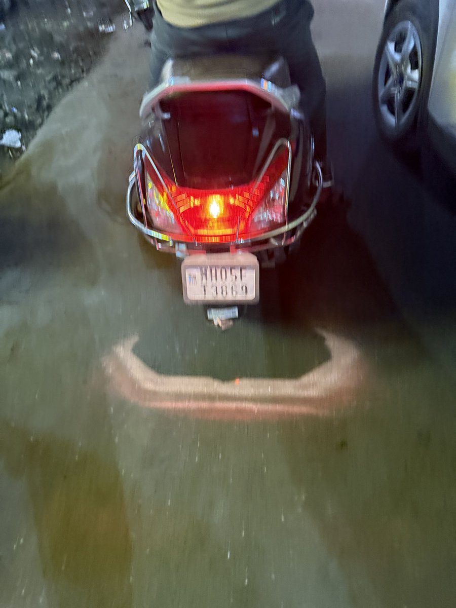 BudhaniRahul's tweet photo. @zomato @zomatocare @ThaneCityPolice @MTPHereToHelp @ThaneTraffic Your delivery partner violated traffic rules and verbally abused me when I confronted him. He refused to acknowledge his mistake. This behavior is unacceptable. Please take immediate action. https://t.co/6kfPSVYlgt