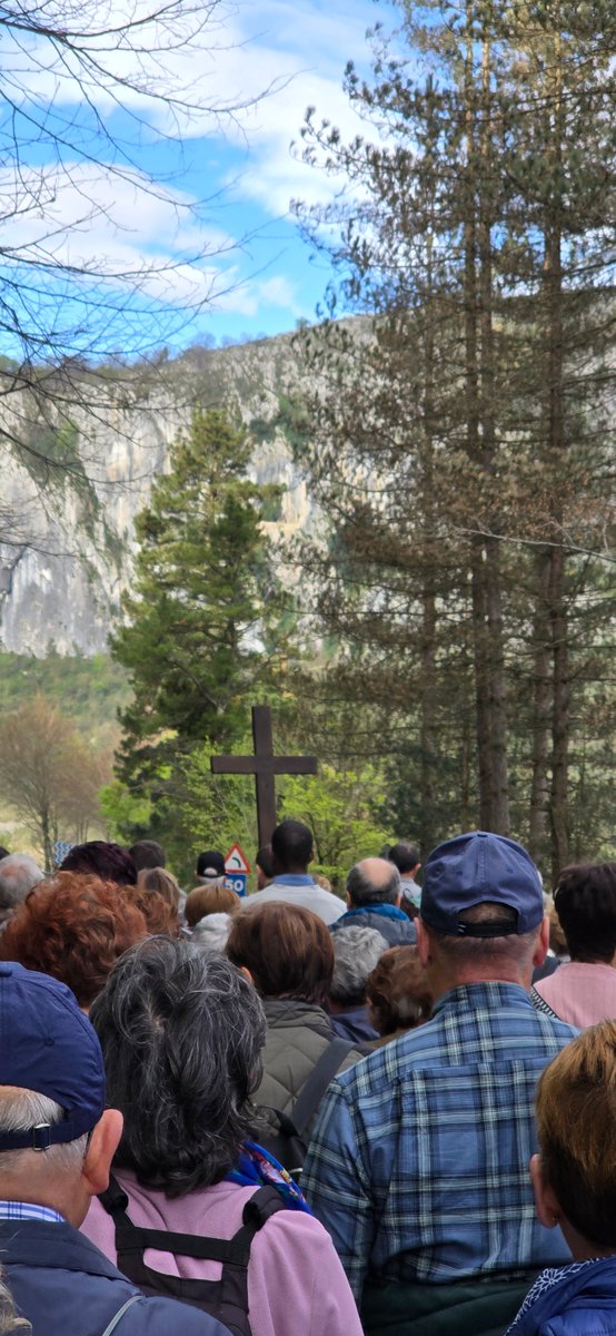 ricardogub's tweet photo. Gaur goizean viacrucis.
Eta, gero, Aizgorrira igo zen, huts eginda, eguraldiaren zuhurtasunagatik. Oso gertu geratu gara eta azkenean ez du euririk egin, baina zuhurrak izan behar dugu. Aizgorria beti egongo da hor eta lagunak berriro ekartzeko arrazoi bat da. https://t.co/NuERMZezHG