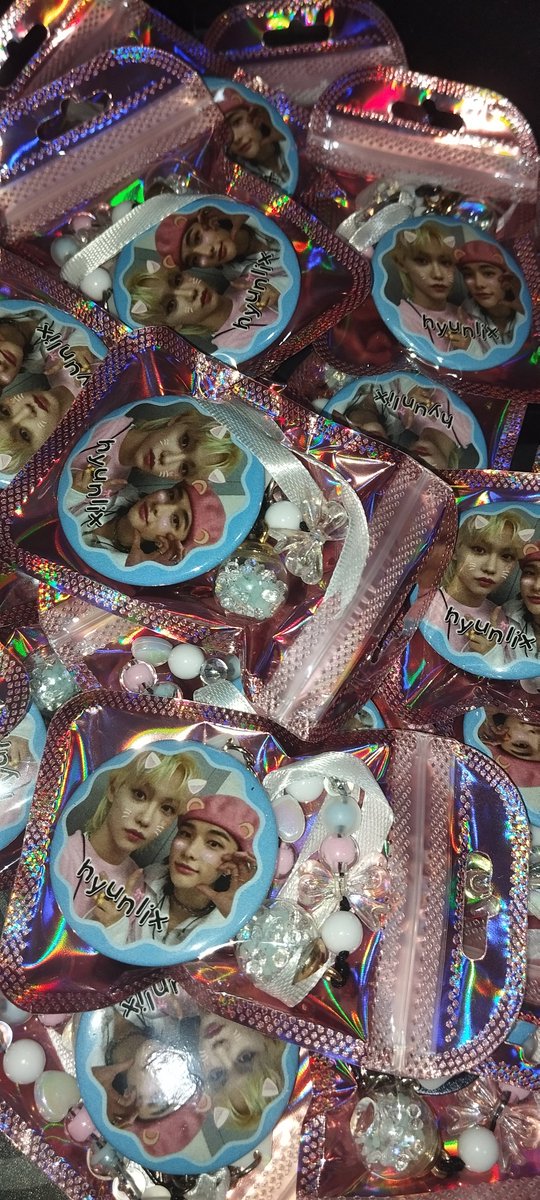 btw yang besok ksini, besok outfit ku kurang lebih bgini... aku pkai sweatshirt mahagrid kebanggaan itu...
plis colek aku nnti kukasih freebies!!!
(tapi dikit jadi yang ga dapet neomu mianhae)