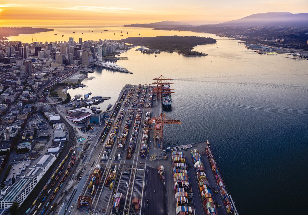 At the Vancouver Fraser Port Authority, safety and security are at the core of our work to keep Canada’s trade moving. 
From 24/7 operations monitoring to securing access to port lands, we work closely with law enforcement and emergency management partners to ensure goods and