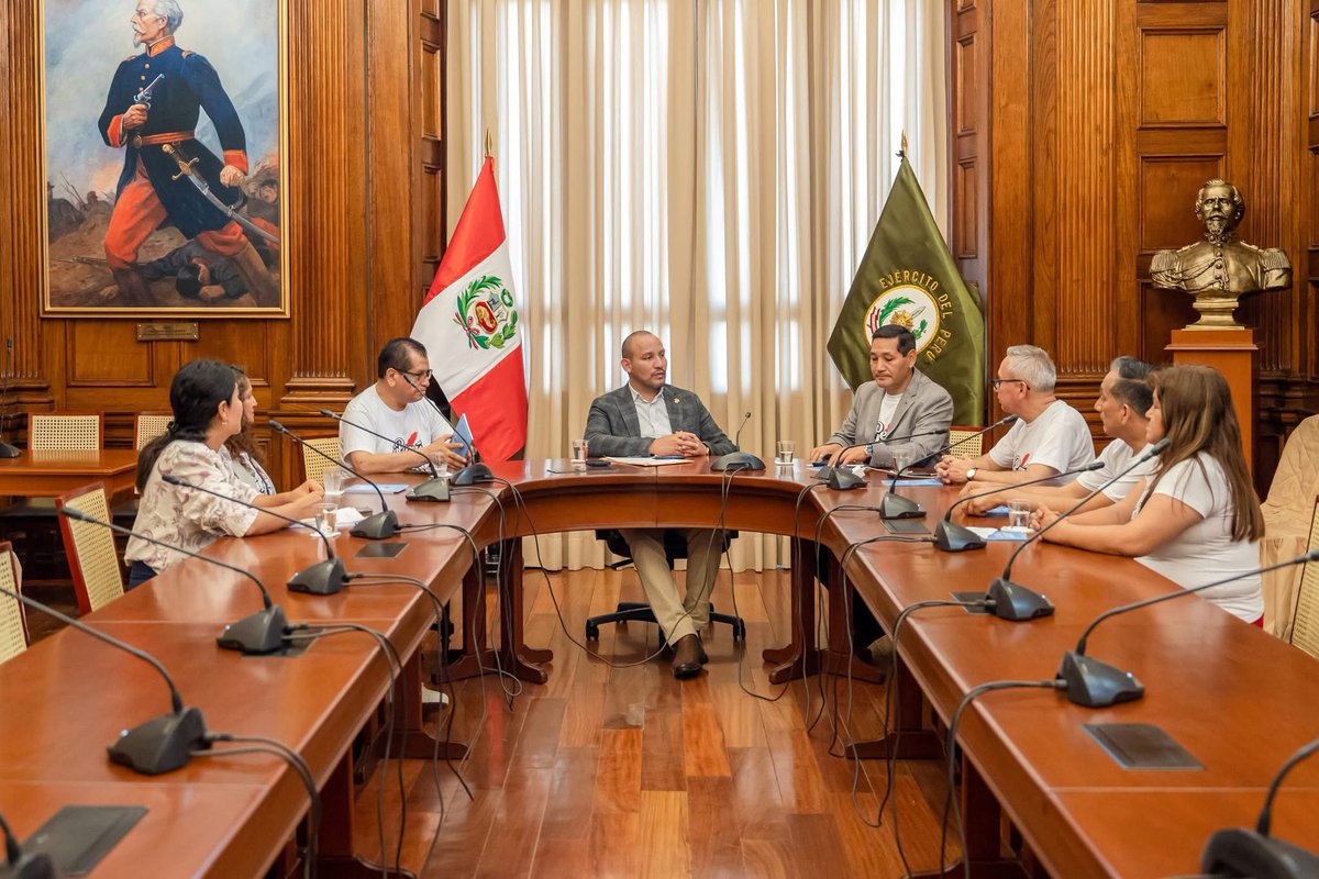 AdventistasAPCE's tweet photo. 📘#ImpactoEsperanza | Nuestros líderes de la #APCE  llegaron al Congreso de la República, donde fueron recibidos por el congresista Alejandro Muñante, defensor de los valores bíblicos. 🙌🏼 Seguimos compartiendo #LaClaveDelCambio y sembrando esperanza en el corazón de la nación. 🇵🇪 https://t.co/xg4botOQtk