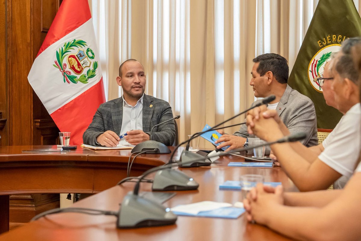 AdventistasAPCE's tweet photo. 📘#ImpactoEsperanza | Nuestros líderes de la #APCE  llegaron al Congreso de la República, donde fueron recibidos por el congresista Alejandro Muñante, defensor de los valores bíblicos. 🙌🏼 Seguimos compartiendo #LaClaveDelCambio y sembrando esperanza en el corazón de la nación. 🇵🇪 https://t.co/xg4botOQtk