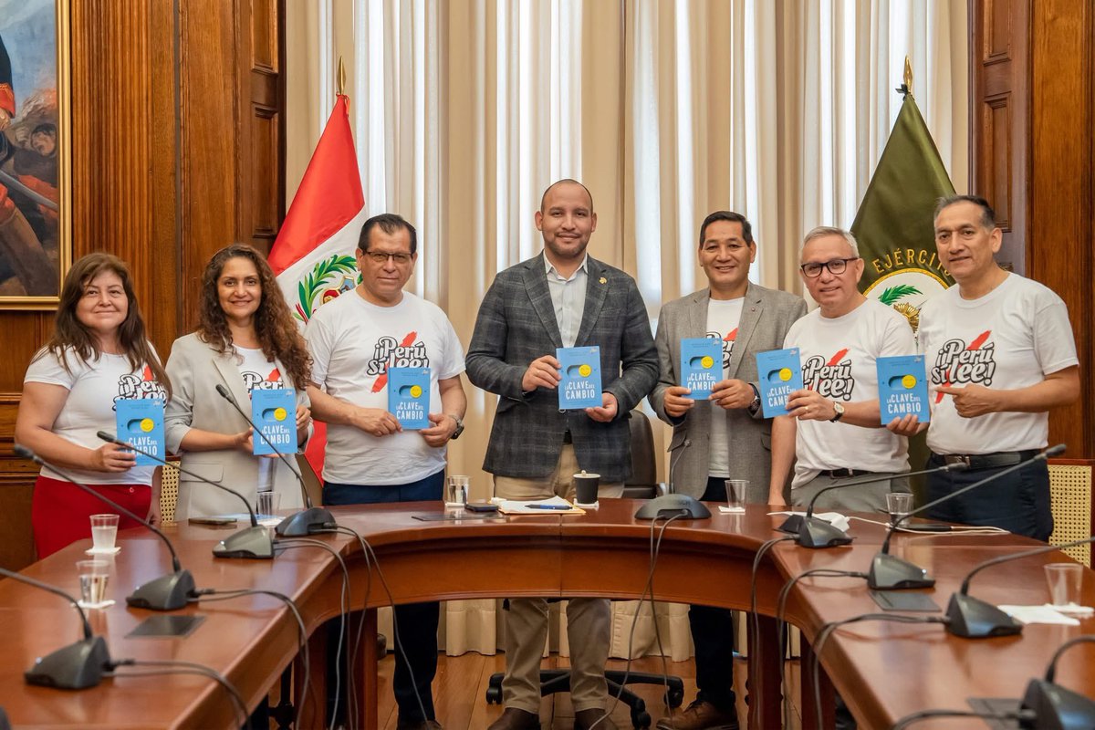 AdventistasAPCE's tweet photo. 📘#ImpactoEsperanza | Nuestros líderes de la #APCE  llegaron al Congreso de la República, donde fueron recibidos por el congresista Alejandro Muñante, defensor de los valores bíblicos. 🙌🏼 Seguimos compartiendo #LaClaveDelCambio y sembrando esperanza en el corazón de la nación. 🇵🇪 https://t.co/xg4botOQtk