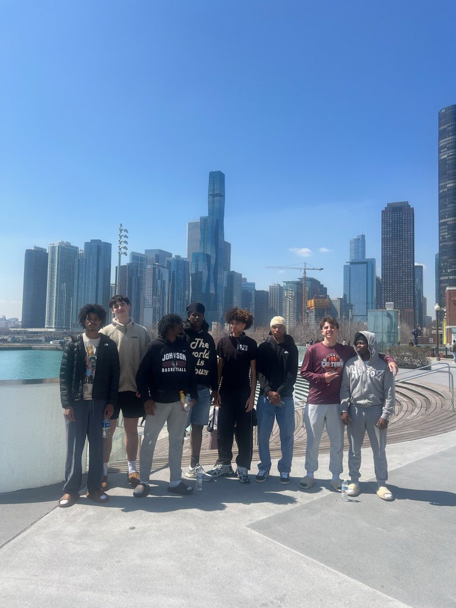 Exploring the city in between games! #Chicago #PHamily 🖤💛