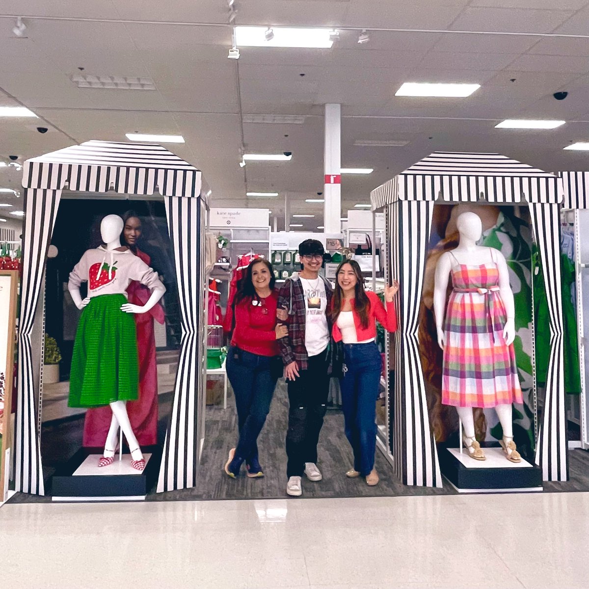 MaySandlin11's tweet image. Whew😅 Kate Spade x Target was a doozy but our guests love it,so all worth it❤️ Thanks to everyone on the Style team who contributed to make this such a smooth and successful launch✨⚫️⚪️🍓#katespadeXtarget #target #visualmerchandiser #katespadeny