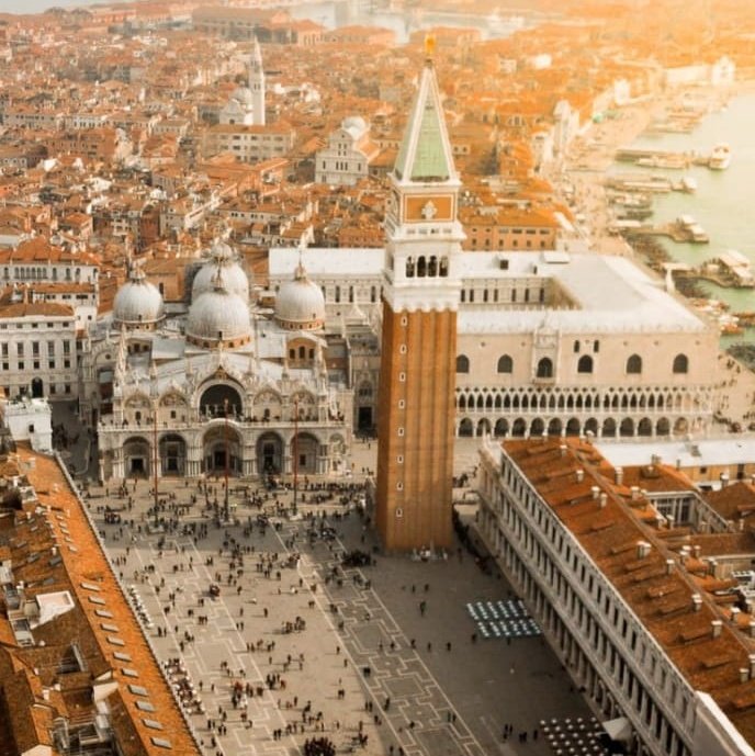 isl1965's tweet image. Ésta es la plaza de San Marcos en Venecia. Uno de los lugares más bonitos y visitados del mundo. Sin embargo, en la fachada de la basílica todavía se puede ver el ejemplo de una de esas  atrocidades cometidas por el hombre que aún se recuerdan...
(sigue)