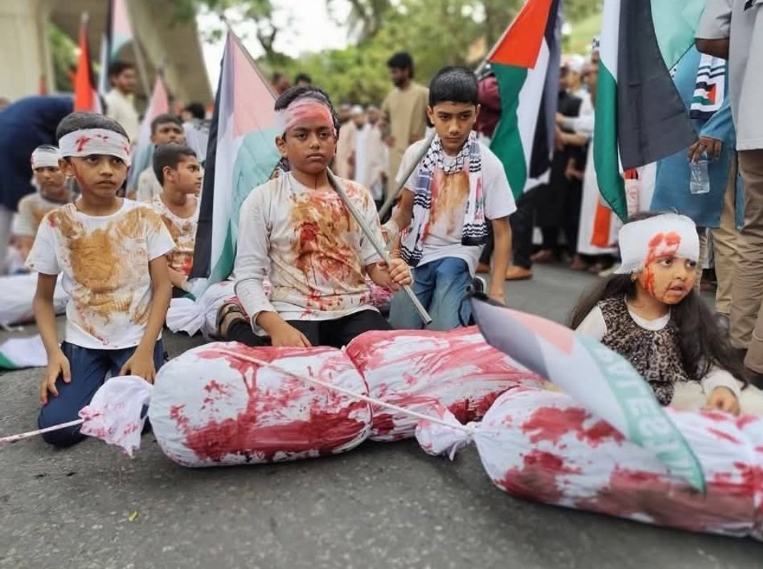 RabeyaRumman's tweet photo. Art as resistance. A powerful representation of Palestine’s suffering by the childrens of Bangladesh.🇧🇩
From Dhaka to Gaza — solidarity in every form.🇵🇸

#MarchForGaza
#MarchForPalestine
#PalestineSolidarityMovementBangladesh 
#PalestineWillBeFree 
#Palestine 
#Gaza 
#Bangladesh https://t.co/dcqJNQFWwp
