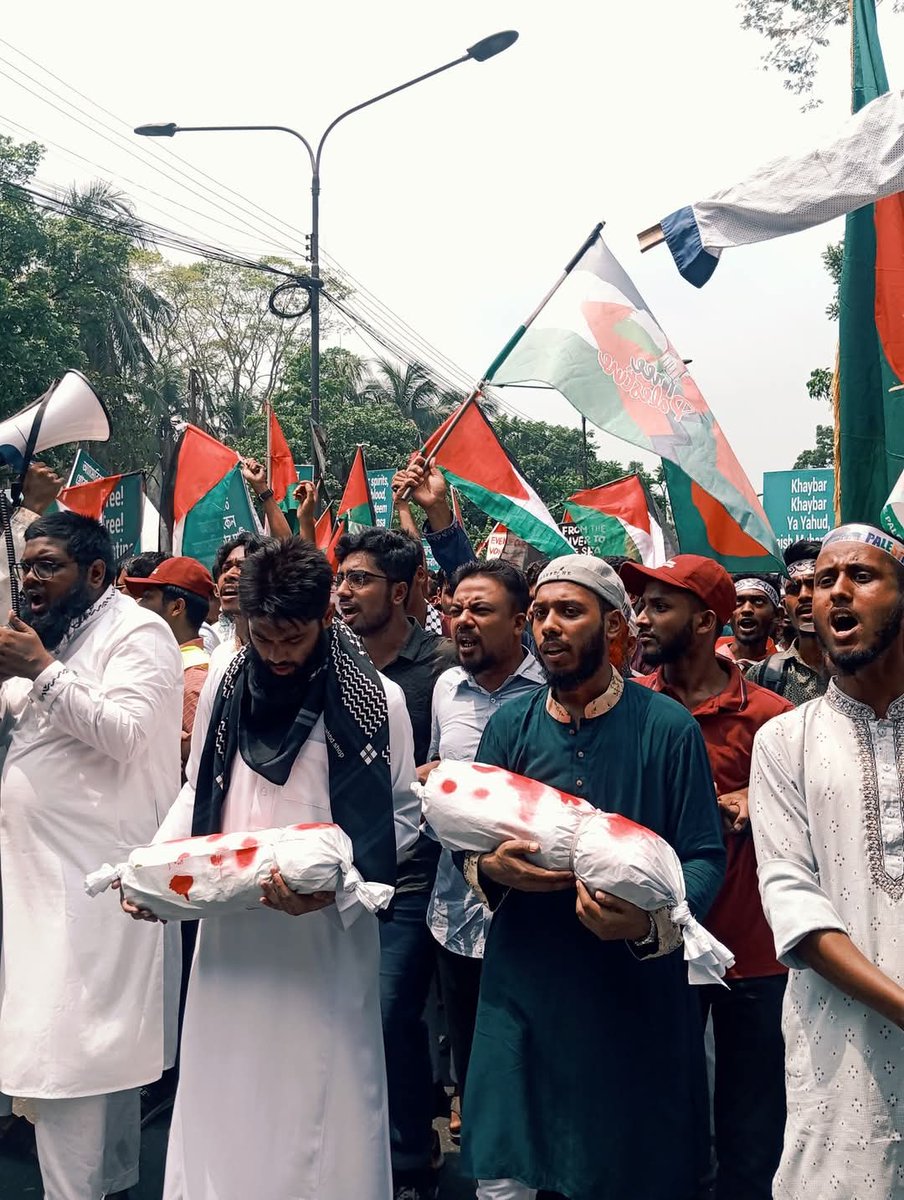 RabeyaRumman's tweet photo. Art as resistance. A powerful representation of Palestine’s suffering by the childrens of Bangladesh.🇧🇩
From Dhaka to Gaza — solidarity in every form.🇵🇸

#MarchForGaza
#MarchForPalestine
#PalestineSolidarityMovementBangladesh 
#PalestineWillBeFree 
#Palestine 
#Gaza 
#Bangladesh https://t.co/dcqJNQFWwp