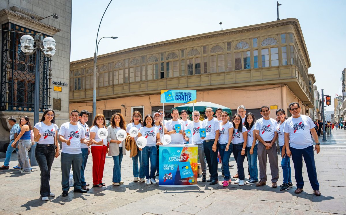 AdventistasAPCE's tweet photo. ✨¡Lima Centro Impactada con Esperanza!📚 

 🔰Las calles del corazón de nuestra capital son testigos del #ImpactoEsperanza 🇵🇪 , una jornada especial donde nuestros líderes del campo misionero compartieron el libro #LaClaveDelCambio con cientos de personas. 🙌💙 #PerúSiLee https://t.co/piBDC8VbDF