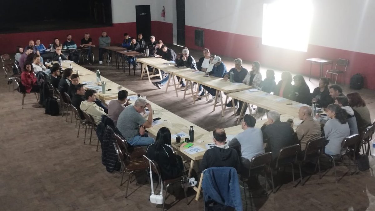 BarreraGusOk's tweet photo. Hoy participé en Las Flores de un plenario del @MovimientoEvita de la Quinta Sección Electoral. Junto a 50 compañeros y compañeras de 16 distritos de nuestra región, analizamos el momento histórico y definimos el apoyo y acompañamiento a @Kicillofok. https://t.co/46zWFD1Cl7