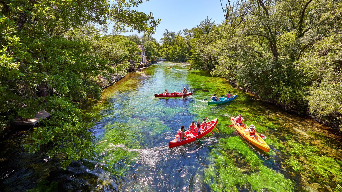 📍Fontaine de Vaucluse in Luberon in Provence is home to France’s largest spring. With riverside restaurants and kayaking canoes, the town is perfect for a “spring” break.

📷 LR Photographies/Adobe Stock

#ExploreFrance