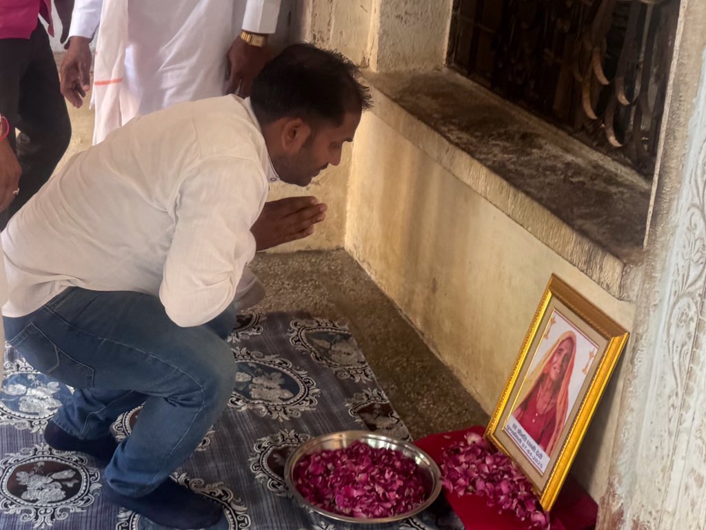 vishal_INC's tweet photo. #Sapotara : जोडली में श्री परसराम मीना जी की भाभी जी के निधन उपरांत, दौसा सांसद परम् आदरणीय श्री @AapkaMurarilal जी के साथ घर पहुंचकर, श्रद्धांजलि अर्पित की,
इस दौरान रकांग्रेसजनों से मुलाकात की।  @SachinPilot @Sukhjinder_INC @saptagiriulaka @VikrantBhuria @Chiranjeev_INC https://t.co/4XehMD8yh8