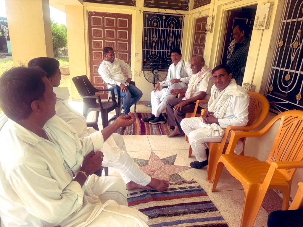 vishal_INC's tweet photo. #Sapotara : जोडली में श्री परसराम मीना जी की भाभी जी के निधन उपरांत, दौसा सांसद परम् आदरणीय श्री @AapkaMurarilal जी के साथ घर पहुंचकर, श्रद्धांजलि अर्पित की,
इस दौरान रकांग्रेसजनों से मुलाकात की।  @SachinPilot @Sukhjinder_INC @saptagiriulaka @VikrantBhuria @Chiranjeev_INC https://t.co/4XehMD8yh8