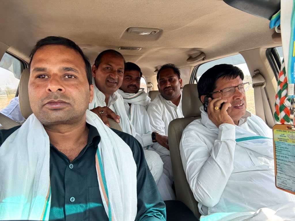 vishal_INC's tweet photo. #Sapotara : जोडली में श्री परसराम मीना जी की भाभी जी के निधन उपरांत, दौसा सांसद परम् आदरणीय श्री @AapkaMurarilal जी के साथ घर पहुंचकर, श्रद्धांजलि अर्पित की,
इस दौरान रकांग्रेसजनों से मुलाकात की।  @SachinPilot @Sukhjinder_INC @saptagiriulaka @VikrantBhuria @Chiranjeev_INC https://t.co/4XehMD8yh8
