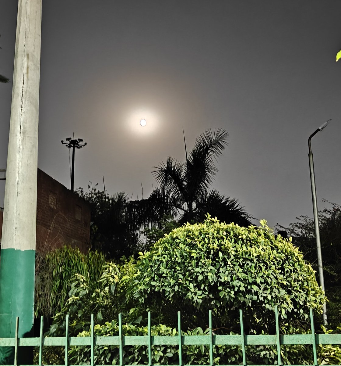 bronz_O_Genius's tweet image. The moon is a constant reminder that even in the darkest nights, there's light... 🌙💕

Aaj ka chand 🥰
#mobilepic 🌜 🤳 
#GoodNightX