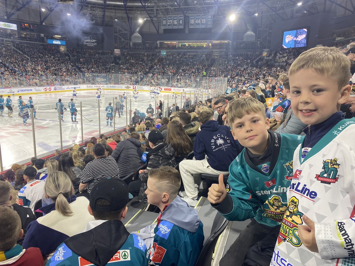 peterfaeculter's tweet photo. #GiantsSelfie #LoveBelfast @BelfastGiants @LoveBelfast https://t.co/GNgW8U1CzP