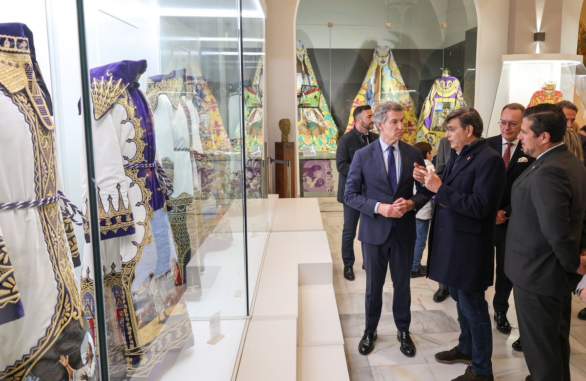 📸Ayer viernes 11 de abril recibíamos la visita de <a href="/NunezFeijoo/">Alberto Núñez Feijóo</a> ,   Presidente Nacional del <a href="/ppopular/">Partido Popular</a> . En su recorrido pudo conocer de cerca algunas de las piezas de arte en seda🪡🧵 y oro que componen nuestro patrimonio además de los estrenos de 2025

#SemanaSanta #Lorca