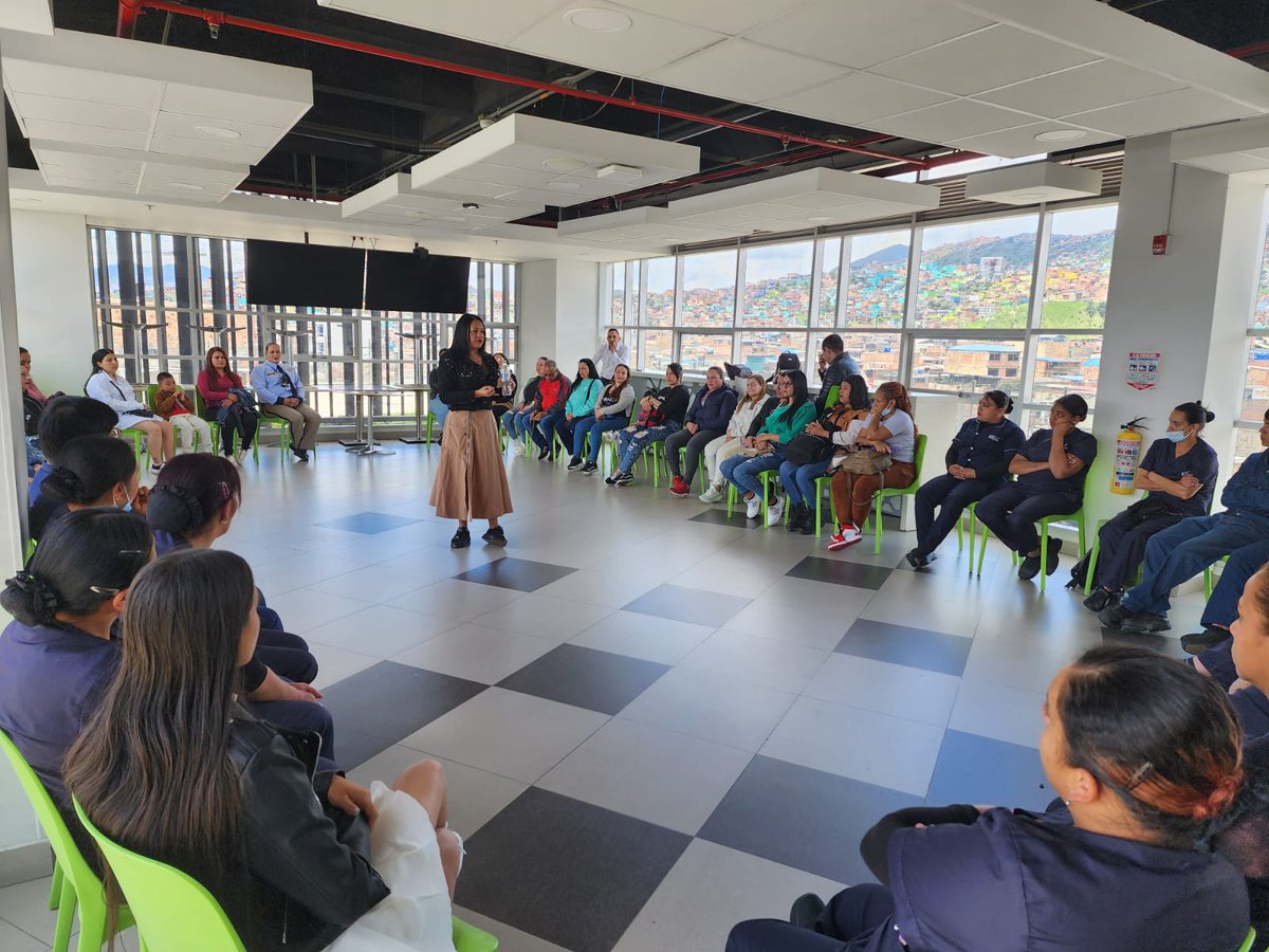 SubLGBTI's tweet image. #Hoy en la Alcaldía Local de Ciudad Bolívar se realizó una sensibilización de la Estrategia ALI - Ambientes Laborales Inclusivos, dirigida al personal de áreas de servicios generales y seguridad. Este encuentro se llevó a cabo en articulación con la @SubRedSur y la referente…