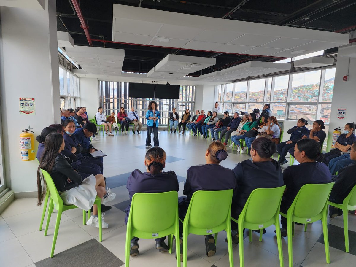 SubLGBTI's tweet image. #Hoy en la Alcaldía Local de Ciudad Bolívar se realizó una sensibilización de la Estrategia ALI - Ambientes Laborales Inclusivos, dirigida al personal de áreas de servicios generales y seguridad. Este encuentro se llevó a cabo en articulación con la @SubRedSur y la referente…