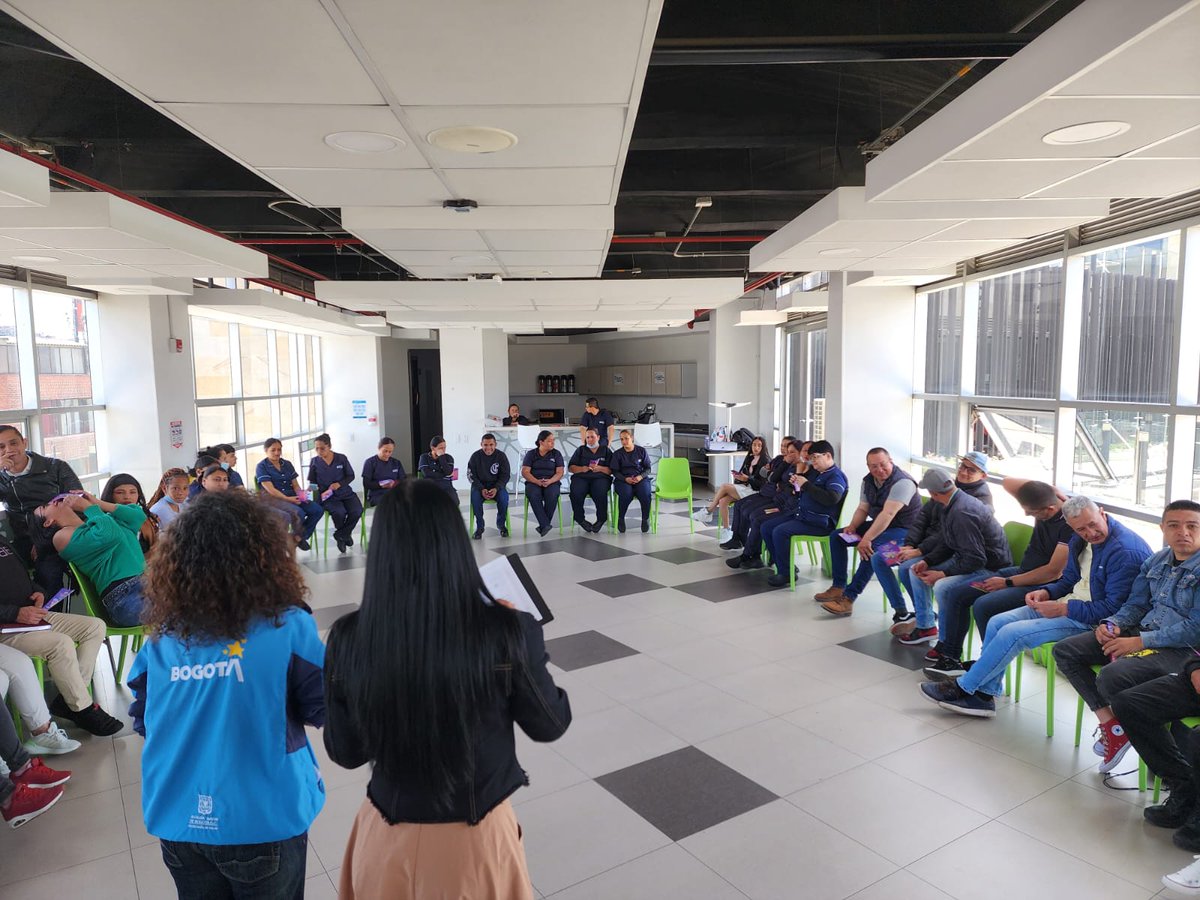 SubLGBTI's tweet image. #Hoy en la Alcaldía Local de Ciudad Bolívar se realizó una sensibilización de la Estrategia ALI - Ambientes Laborales Inclusivos, dirigida al personal de áreas de servicios generales y seguridad. Este encuentro se llevó a cabo en articulación con la @SubRedSur y la referente…