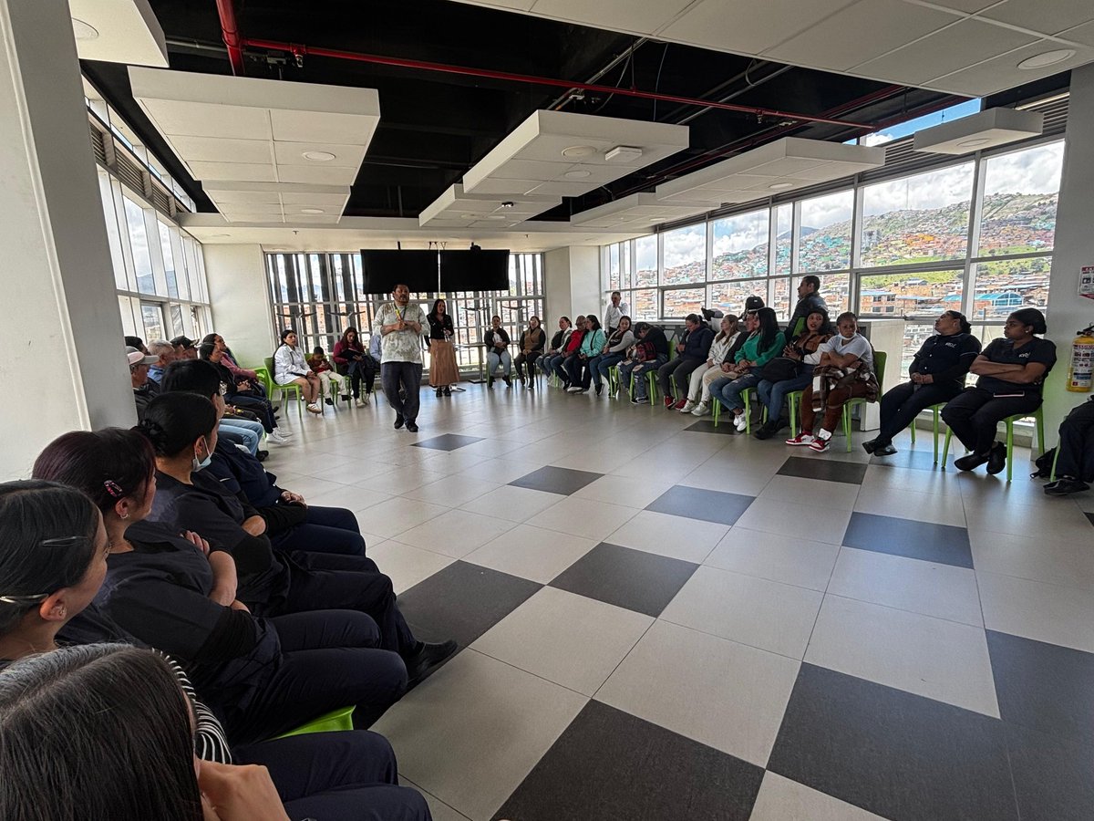 SubLGBTI's tweet image. #Hoy en la Alcaldía Local de Ciudad Bolívar se realizó una sensibilización de la Estrategia ALI - Ambientes Laborales Inclusivos, dirigida al personal de áreas de servicios generales y seguridad. Este encuentro se llevó a cabo en articulación con la @SubRedSur y la referente…