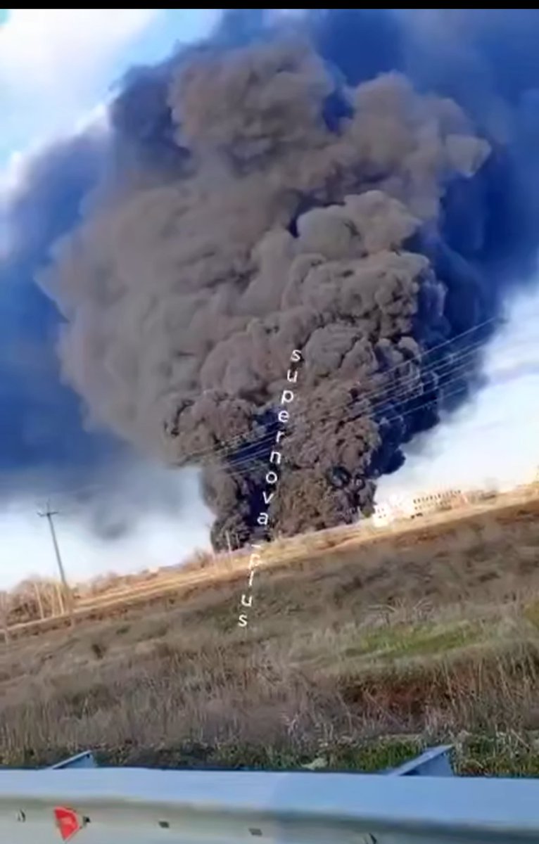 Eric_Lecomte_'s tweet photo. Il semble que les Russes ont décidé de faire un barbecue géant sur leur aérodrome de Saratov https://t.co/KTH0acYfnT