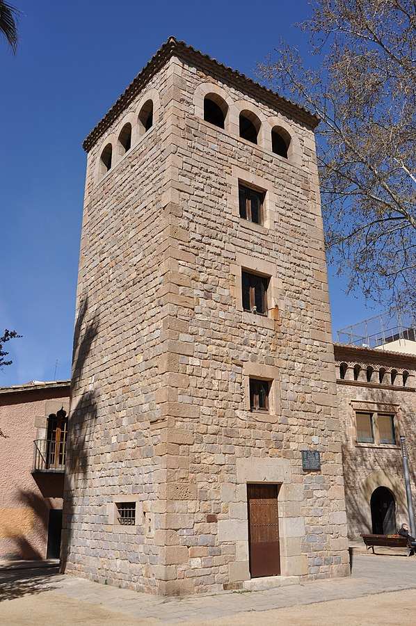 ireneuc's tweet photo. 🔥 La Talaia de L'Hospitalet: una història de patrimoni maltractat i de despropòsits urbanístics que us farà esbufegar!😤 Segueix el fil per descobrir com aquest símbol va acabar espoliat i mutilat.👇 

#TalaiaLH #PatrimoniCat #LHospitalet 🏰🛠️ https://t.co/oVB2ehT0TU