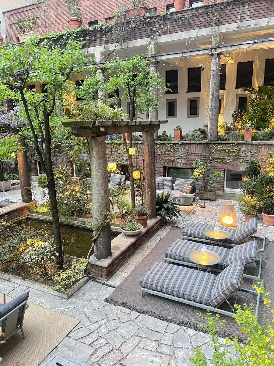 pisto_gol's tweet photo. Se siete a milano per la #DesignWeek non dimenticate di passare dal chiostro di piazza #Santangelo in via #Moscova : meraviglioso allestimento di #FlexForm dell’amico Matteo #Galimberti TopLevel PS tutto già venduto https://t.co/FUFMgJBYq8