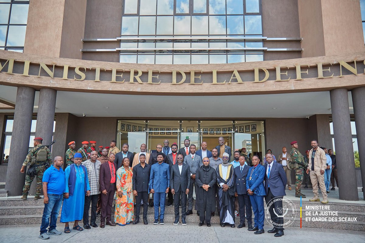 Ministère de la Justice (@justicegouvcd) on Twitter photo ⚖️ Le minetat de la Justice Excellence <a href="/ConstantMutamba/">Constant Mutamba</a> a remis le 1er lot des offrandes et autres biens en natures pour les FARDC et Wazalendo au ministère de la Défense nationale en présence du VPM Guy Mwadianvita ce samedi 12 avril 2025 ⚖️ Le minetat de la Justice Excellence <a href="/ConstantMutamba/">Constant Mutamba</a> a remis le 1er lot des offrandes et autres biens en natures pour les FARDC et Wazalendo au ministère de la Défense nationale en présence du VPM Guy Mwadianvita ce samedi 12 avril 2025