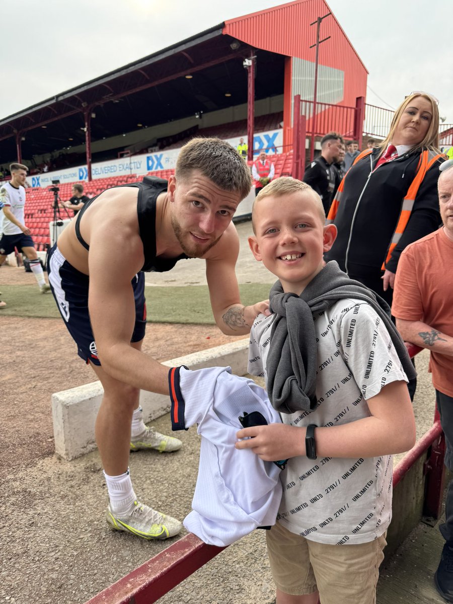Thanks to John for taking time to come over to my Son, after a few daft Tw#%S we’re fighting near my son which scared him! And thanks to the Barnsley player also <a href="/BarnsleyFC/">Barnsley FC</a> 

I’ll need to reassure my lad now that’s it’s not always like that. #bwfc #BoltonWanderers <a href="/OfficialBWFC/">Bolton Wanderers</a>