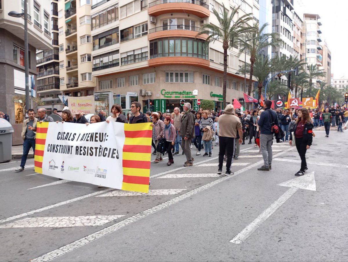 Avui els casals i ateneus hem sortit als carrers d'Alacant per commemorar el #25Abril , perquè ens sobren els motius per manifestar-nos i per lluitar per un futur digne!🔥

Tot el poder per al poble!