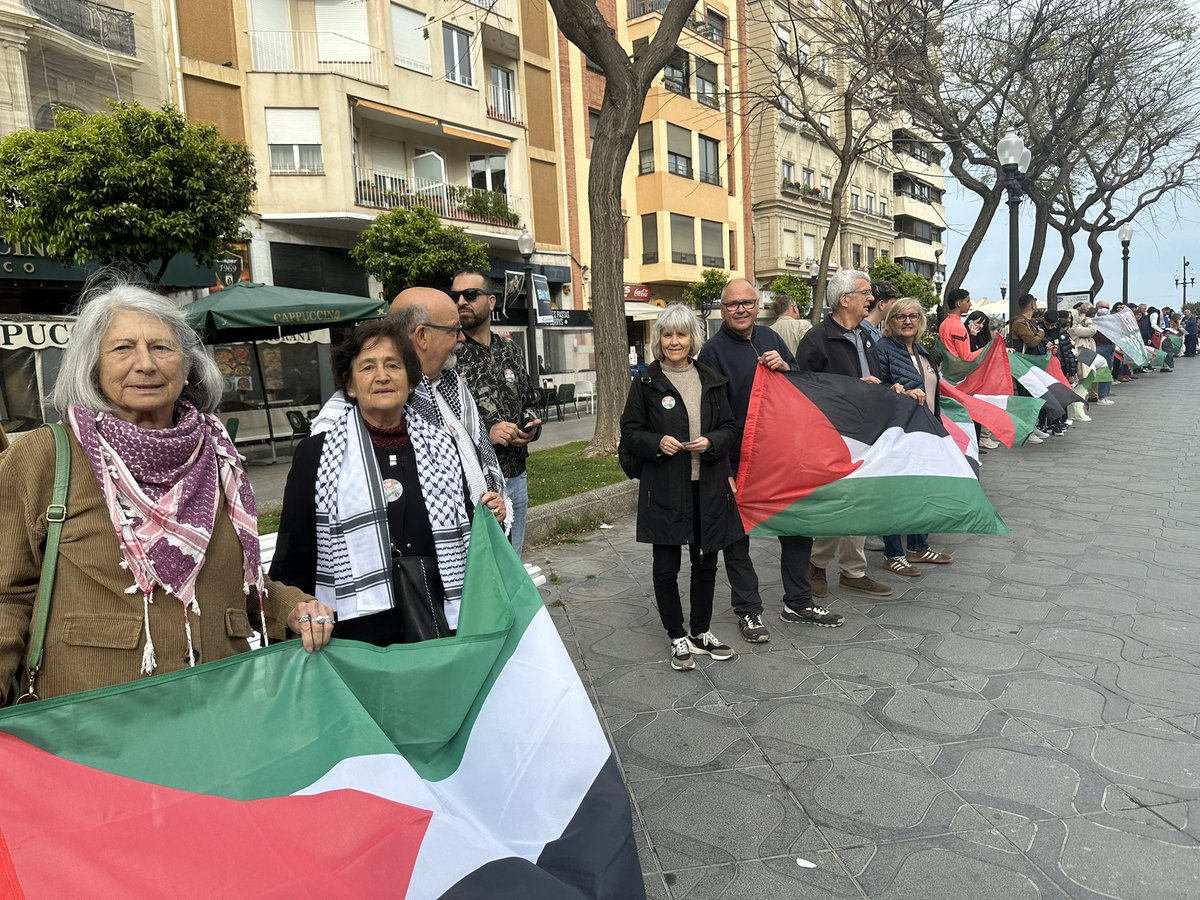 Aquesta tarda, al balcó del Mediterrani, hem fet una cadena humana per denunciar el genocidi a Palestina.
Tornem a sortir al carrer. No al silenci!
La vida del poble palestí importa.
El poble palestí ens necessita.
#FreePalestine 🍉🇵🇸