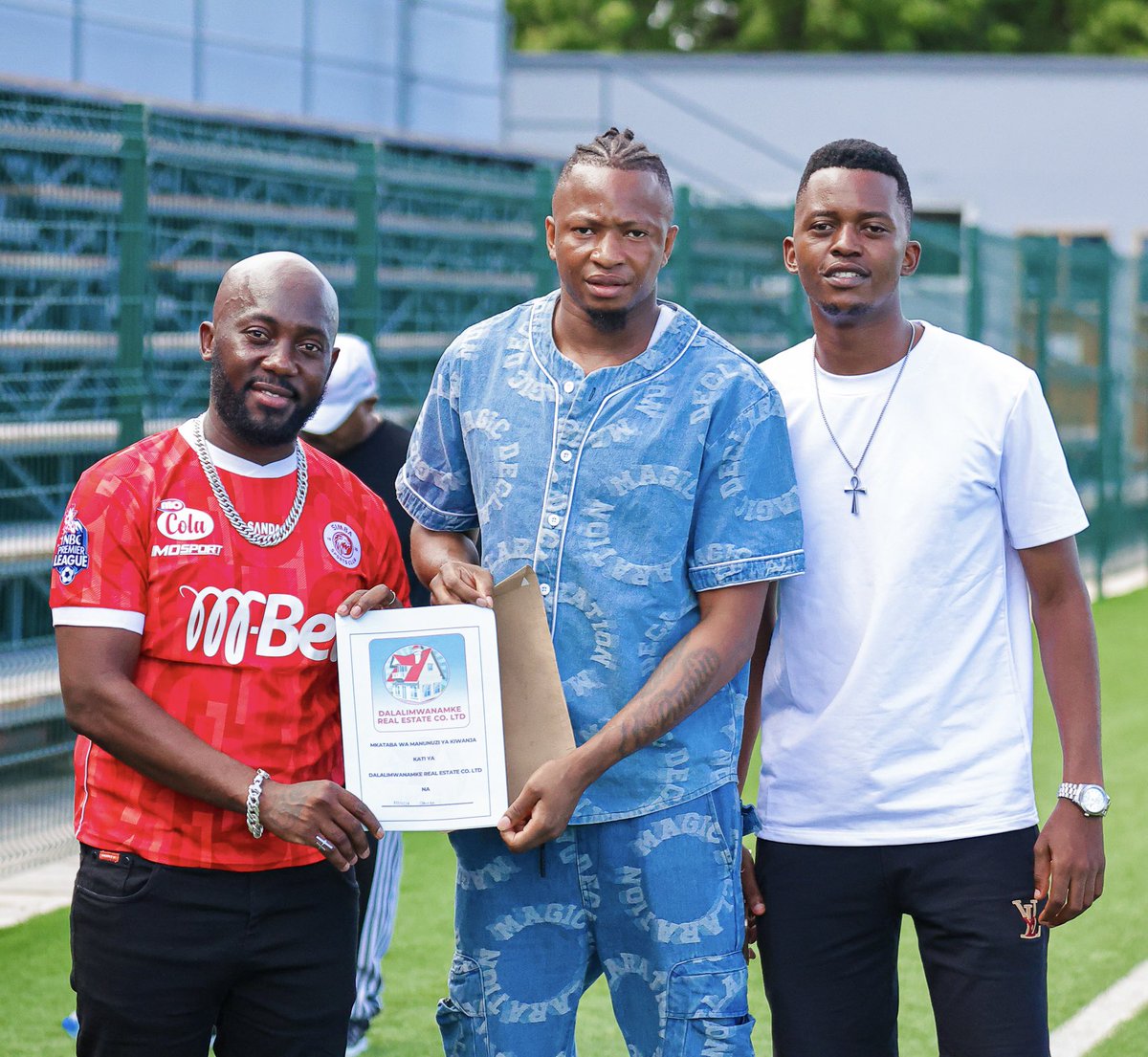 SimbaSCTanzania's tweet image. Uongozi wa kampuni ya Dalali Mwanamke Real Estaste imempa zawadi ya kiwanja golikipa Moussa Camara kama zawadi baada ya kudaka mikwaju miwili ya penati kati ya tatu zilizopigwa na Al Masry katika mchezo wa mzunguko wa pili wa robo fainali ya Kombe la Shirikisho. #WenyeNchi…