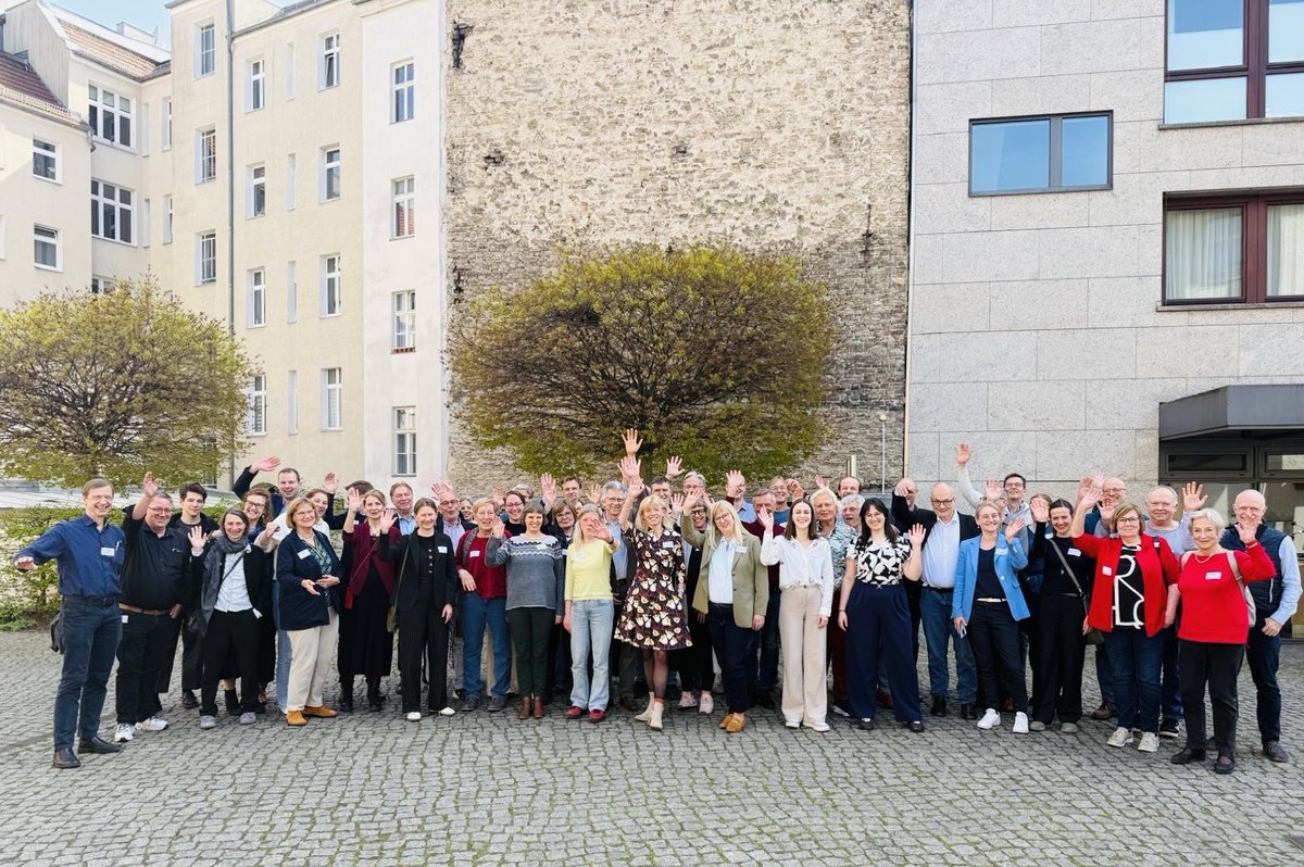 Eva-Lotta Brakemeier (@evalottabra) on Twitter photo Konstruktives & intensives GK II Treffen heute in Berlin ausgerichtet: Verfahrensvielfalt 🔁 Weiterbildung 🧑🎓 Versorgung in Krisenzeiten❗️gemeinsam für psychische Gesundheit & Verantwortung 🤝 Danke an alle Beteiligten & Verbände 💬 <a href="/DGPs_Berlin/">Deutsche Gesellschaft für Psychologie (DGPs)</a> Konstruktives & intensives GK II Treffen heute in Berlin ausgerichtet: Verfahrensvielfalt 🔁 Weiterbildung 🧑🎓 Versorgung in Krisenzeiten❗️gemeinsam für psychische Gesundheit & Verantwortung 🤝 Danke an alle Beteiligten & Verbände 💬 <a href="/DGPs_Berlin/">Deutsche Gesellschaft für Psychologie (DGPs)</a>