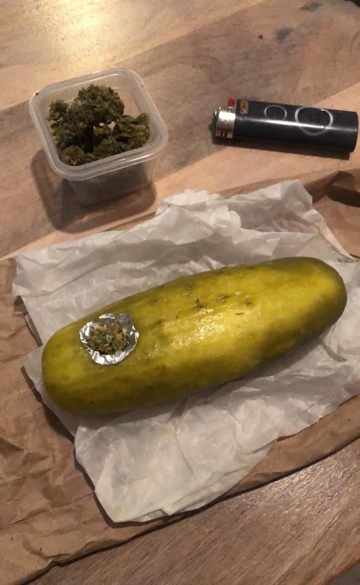 WeedPorns's tweet photo. About to spark up, you already know the dill https://t.co/I1pOXKgvIG
