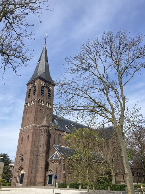 boudewijnsteur's tweet photo. Ooit vormden kerken en kathedralen de grootste gebouwen in de wereld, vervolgens namen paleizen en overheidsgebouwen die plek in. Uiteindelijk hebben de geestelijke en wereldlijke macht het echter afgelegd tegen commerciële macht met hun gebouwen die tot de hemel reiken https://t.co/5j4qvEL3Vf