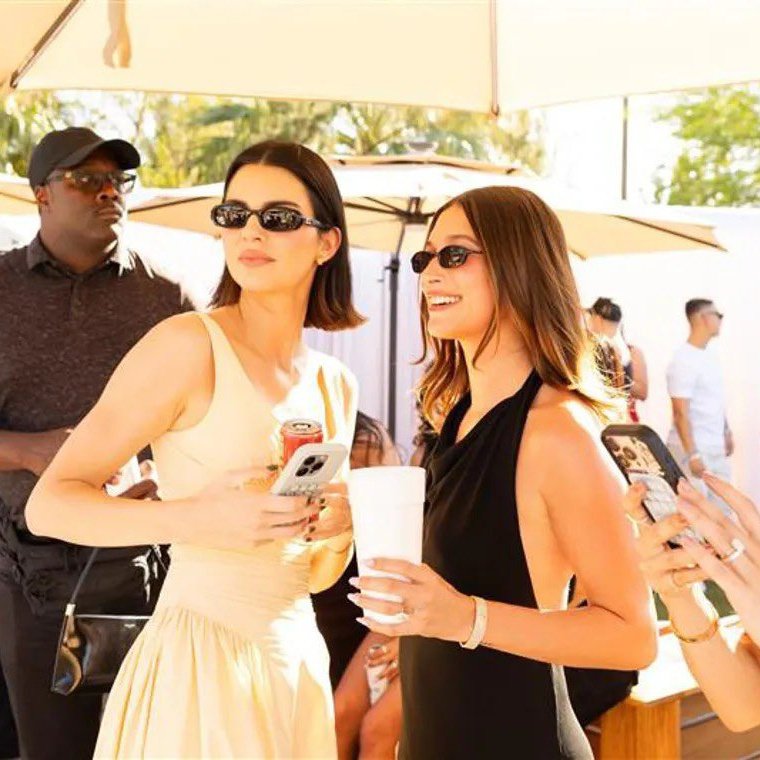 pradaparisian's tweet photo. hailey bieber and kendall jenner! https://t.co/KvQOGFjyV1