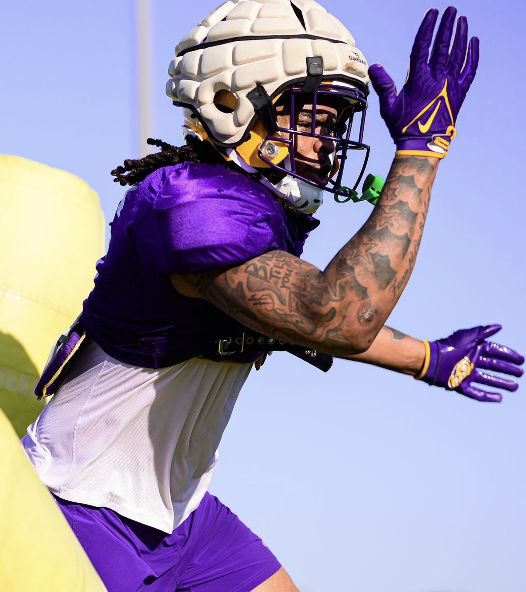 znagy20's tweet photo. The significant takeaway from Spring Camp for #LSU: The talent in the edge rushers room.

Jack Pyburn: 6’4, 264 pounds
Patrick Payton: 6’5, 255 pounds 
Gabriel Reliford: 6’2, 268 pounds
Jimari Butler: 6’5, 260 pounds

Sheer size + strength up front for the Tigers on display. https://t.co/sRys6nUczN