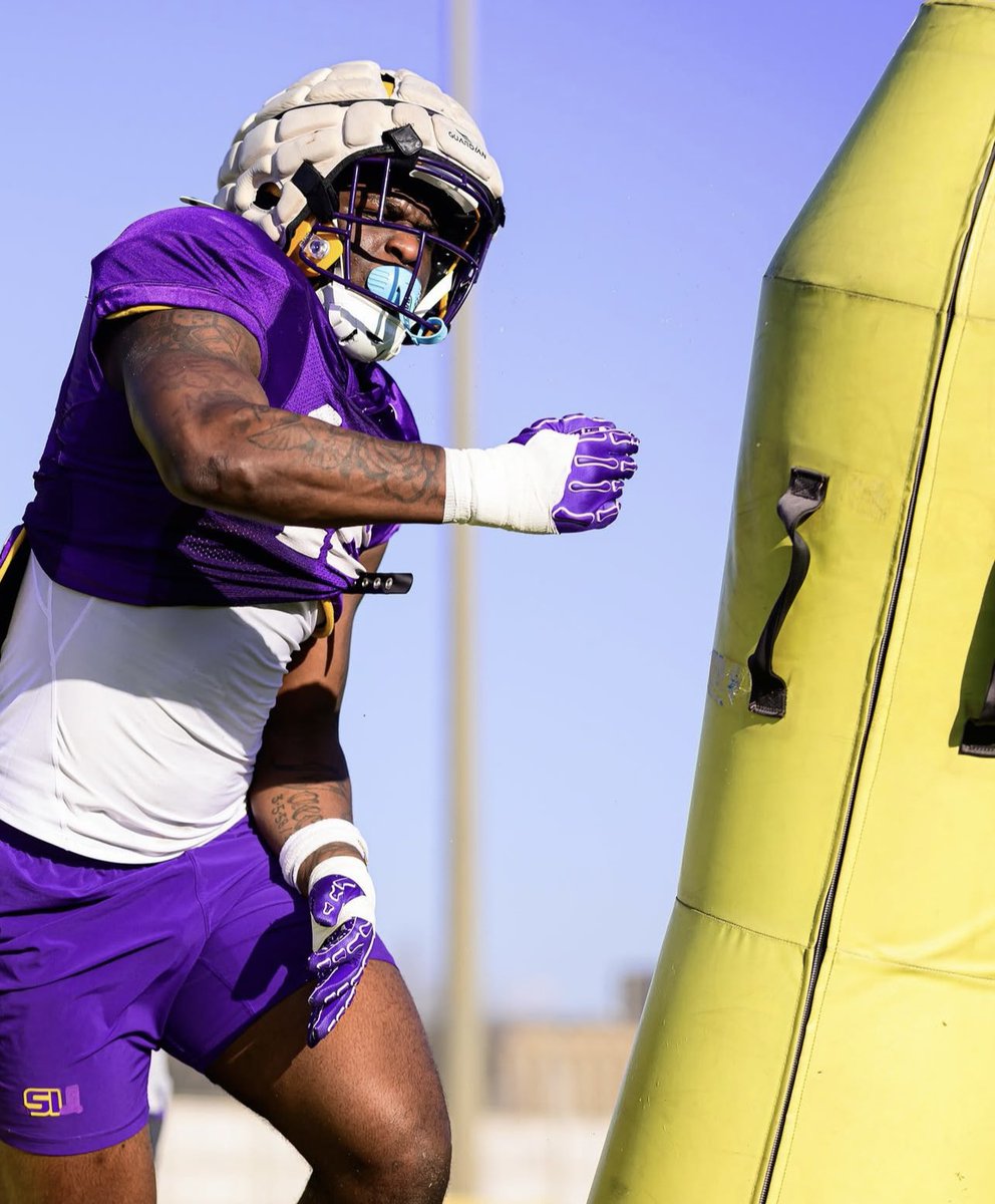 znagy20's tweet photo. The significant takeaway from Spring Camp for #LSU: The talent in the edge rushers room.

Jack Pyburn: 6’4, 264 pounds
Patrick Payton: 6’5, 255 pounds 
Gabriel Reliford: 6’2, 268 pounds
Jimari Butler: 6’5, 260 pounds

Sheer size + strength up front for the Tigers on display. https://t.co/sRys6nUczN